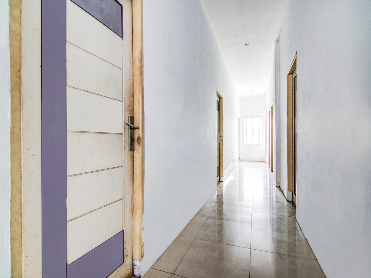 Oyo 90897 Hotel Sepupu Satria Пеканбару Екстериор снимка