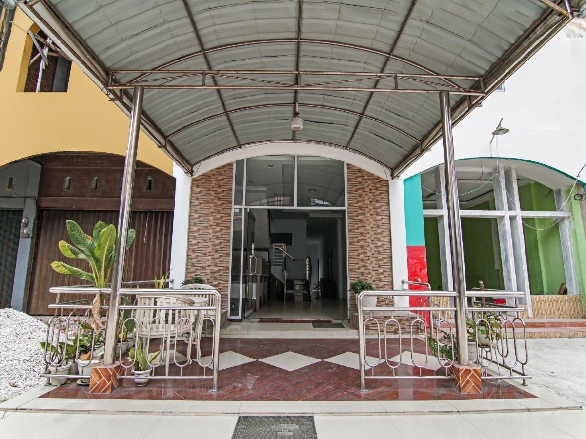 Oyo 90897 Hotel Sepupu Satria Пеканбару Екстериор снимка