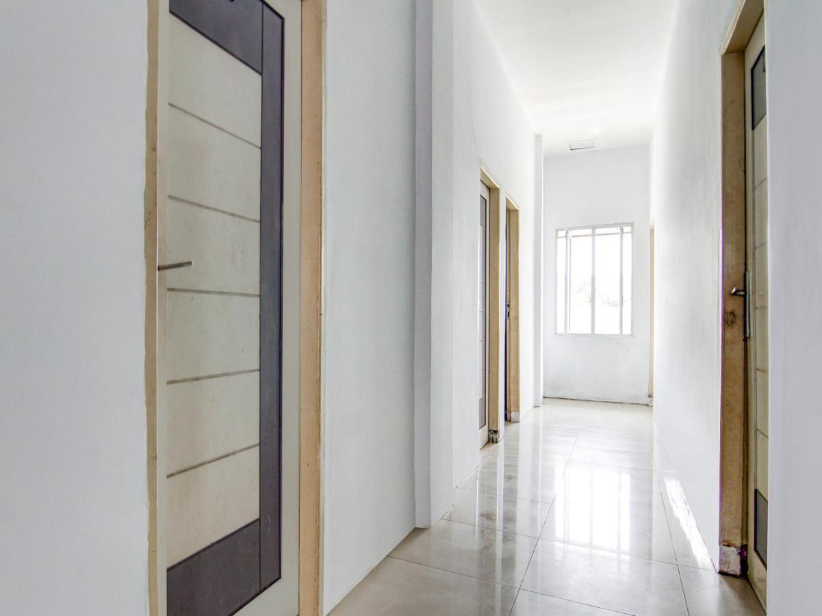 Oyo 90897 Hotel Sepupu Satria Пеканбару Екстериор снимка