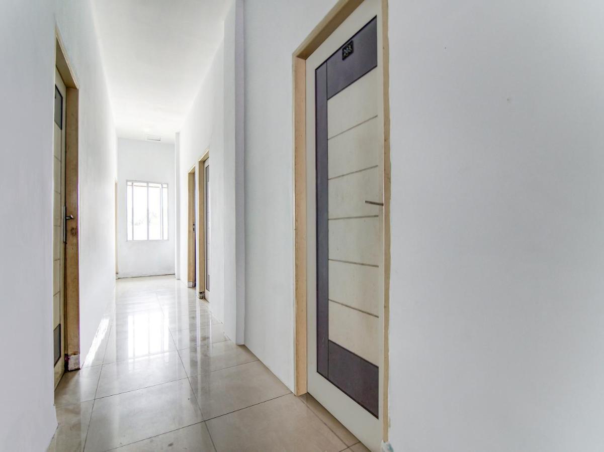 Oyo 90897 Hotel Sepupu Satria Пеканбару Екстериор снимка
