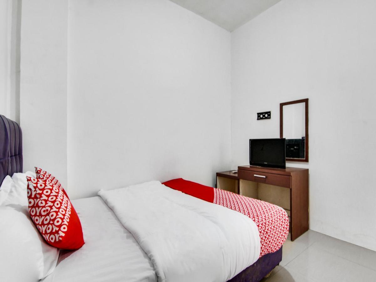 Oyo 90897 Hotel Sepupu Satria Пеканбару Екстериор снимка
