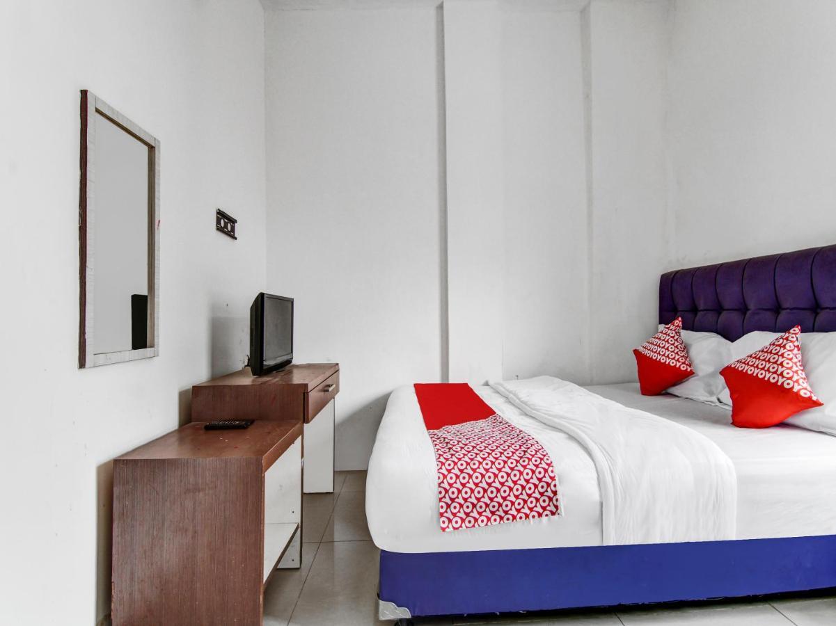 Oyo 90897 Hotel Sepupu Satria Пеканбару Екстериор снимка