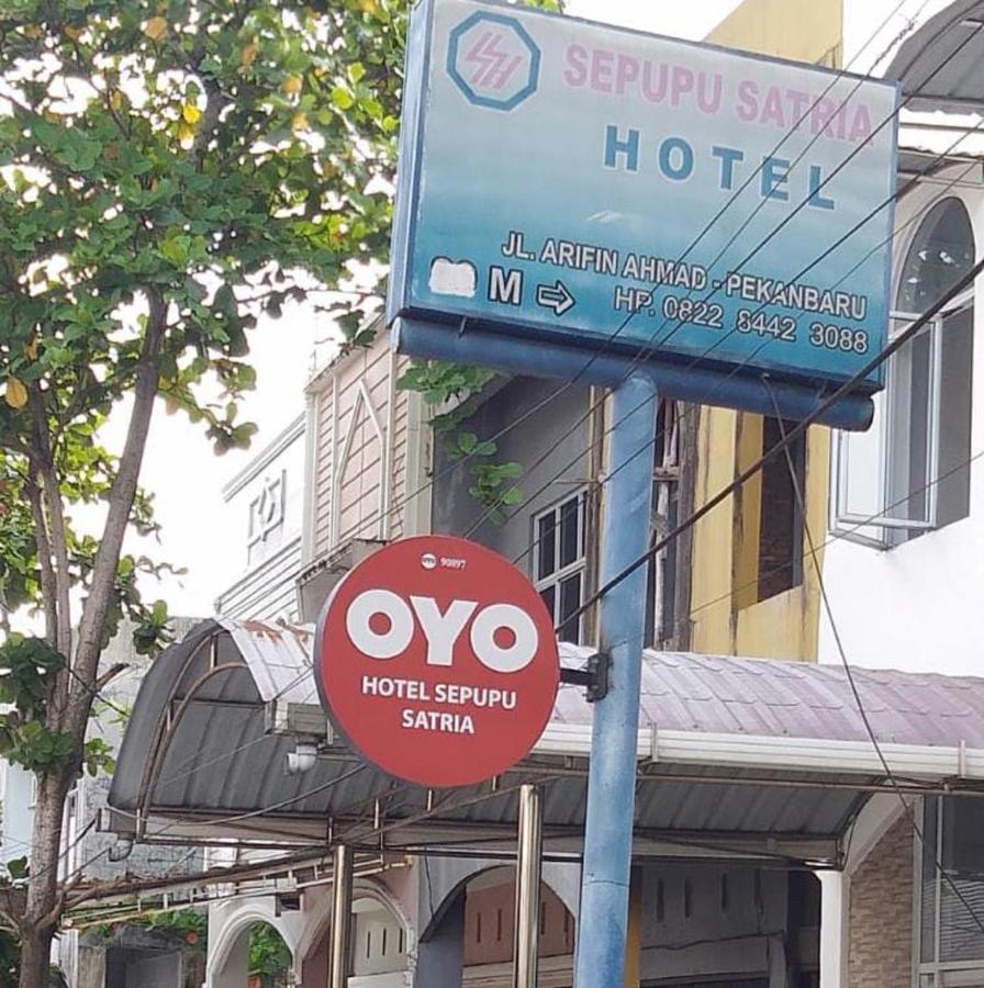 Oyo 90897 Hotel Sepupu Satria Пеканбару Екстериор снимка